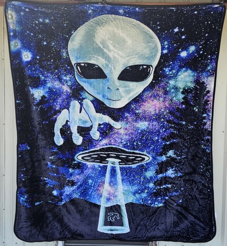 Alien ufo spaceship visitor - alien,